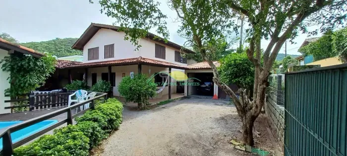 Casa de alvenaria de dois pavimentos, com escritura pública, em servidão sem saída e a 230