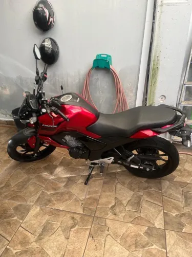 Vendo moto q está nova pouco rodada 