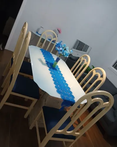 Vendo uma linda mes de jantar com 6 cadeiras por apenas 1200 raia para desocupar espaço.