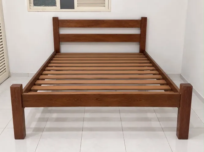 Cama de casal de madeira