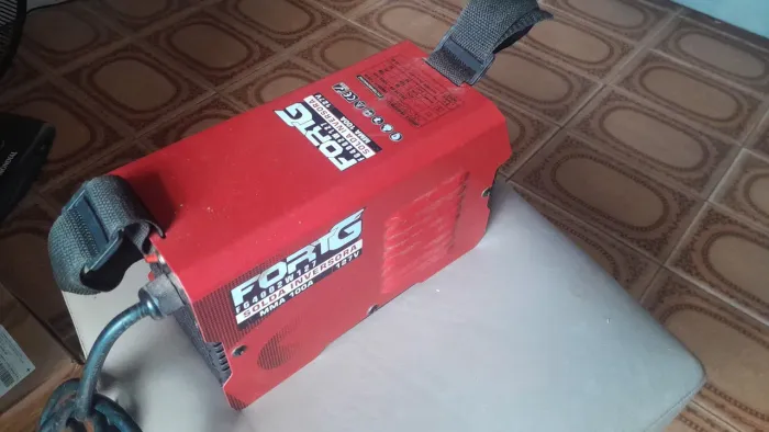 Retificador de solda com alça para uso em alturas.