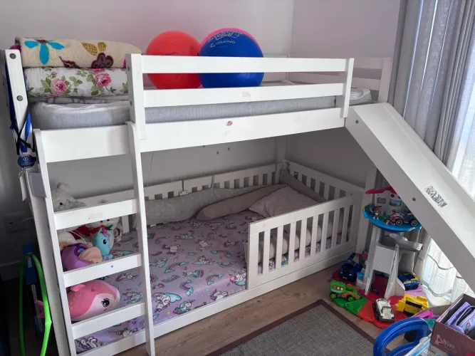 Cama Beliche Infantil - Solteiro+ Solteiro Menor c/ Escada e Escorregador, c/ 2 colchões