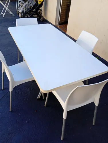Mesa de madeira com 4 cadeiras 
