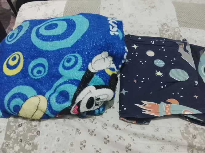 Coberta e lenço de solteiro com estampa infantil