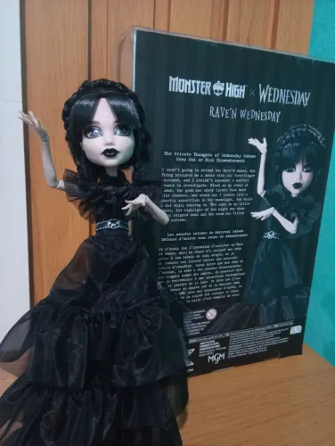 Boneca Wandinha Skullector