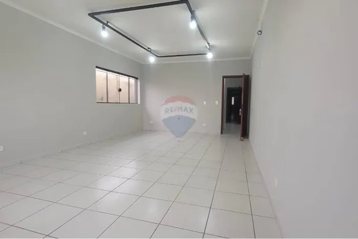 Sala comercial com 48 metros em Avenida comercial no Wanel Ville.