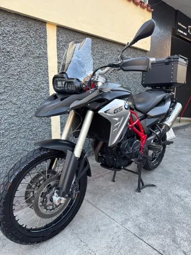BMW F 800 com farol em Led e baú