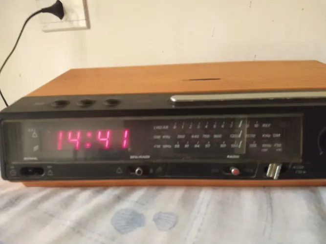 Rádio relógio antigo Philips 