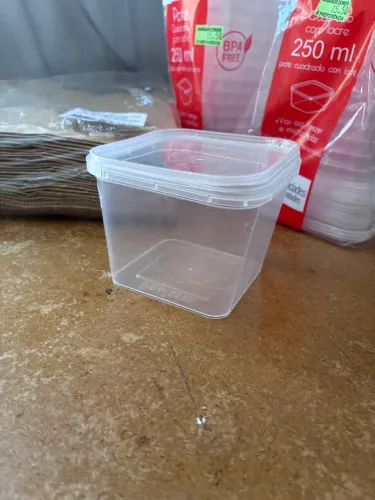 Potes para bolo e saco de delivery