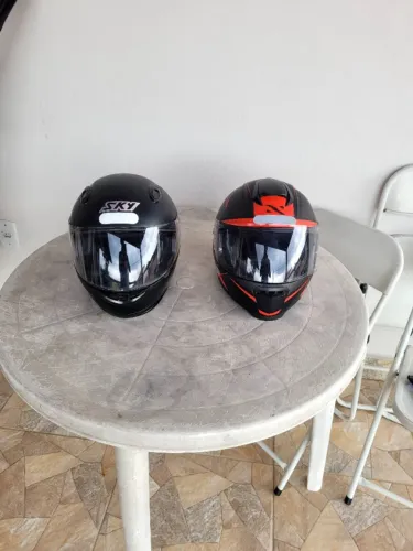 2 Capacetes semi novos por 500,00