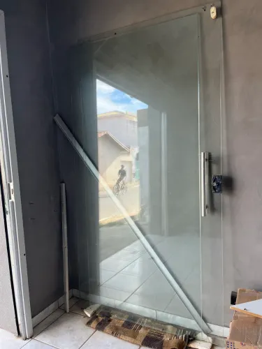 Porta de Vidro Temperado (Blindex) de Correr - Completa com Trilhos e Puxador Inox