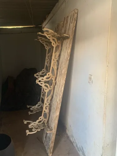 Vende-se mesa madeira maciça de jatobá com 2 bancos de pés de ferro