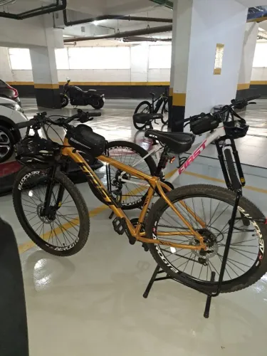 Bicicleta FIRST aro 29 - pouco uso + capacete + suporte piso + capa