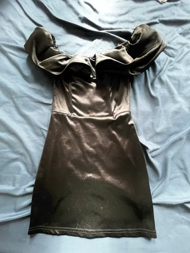Vestido preto elegante ombro a ombro 