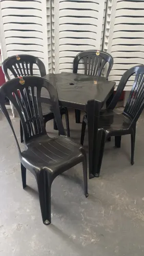 Mesa Plástico com 04 Cadeiras Antiderrapantes de 182kg