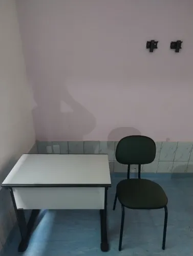 Mesa de computador com cadeira