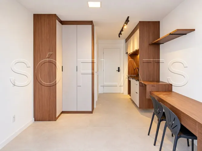 Studio 26m² para locação em Pinheiros próximo ao Metrô Faria Lima com varanda.