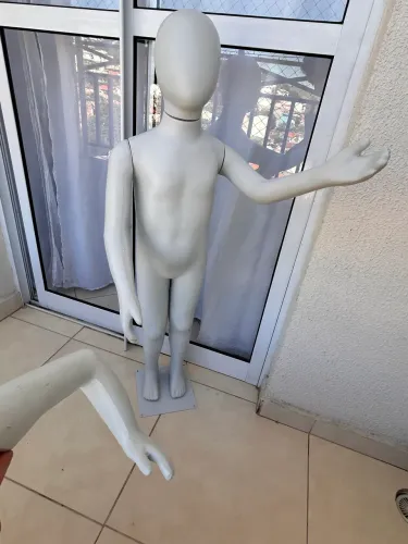 Vendo manequim infantil 4 até 6 anos