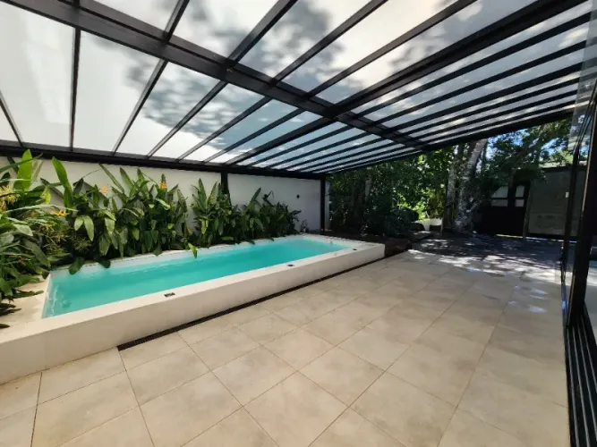 LINDA CASA ALTO PADRÃO COM PISCINA AQUECIDA EM CONDOMÍNIO FECHADO EM BALNEÁRIO CAMBORIÚ- E