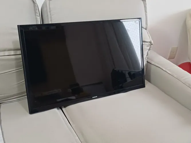TV Samsung 32" LED HD (Modelo UN32J4000) - Com Conversor Digital integrado