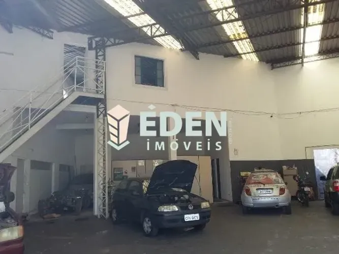 Galpão Comercial com 400m², pé-direito de 8 metros, mezanino e escritório à Venda na Pra