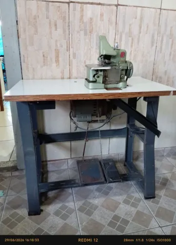 Máquina de Costura Overlock Chinesinha (Flying Man) Completa com Bancada
