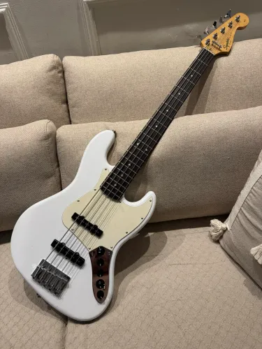 Baixo Squier jazz bass 5 c cap Dimarzio e pre sire