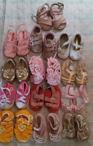 Lote de sapatos + lençóis e fronhas de berço 