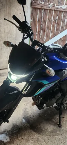 Moto muito nova de garagem