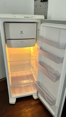 POUCO USADA | Geladeira Electrolux Degelo Prático 240 Litros 110V