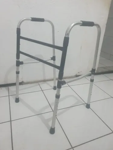 Andador em aluminio