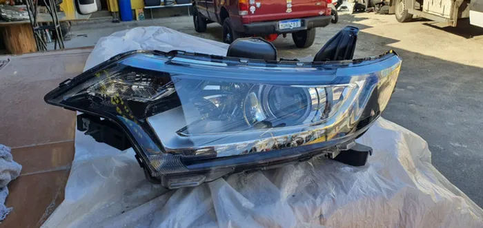 Farol da Mitsubishi autlander