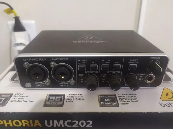 Placa de áudio Behringer umc202