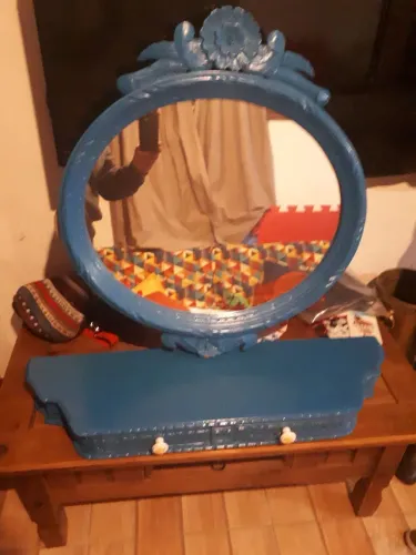 Lindo espelho e aparador laqueado azul