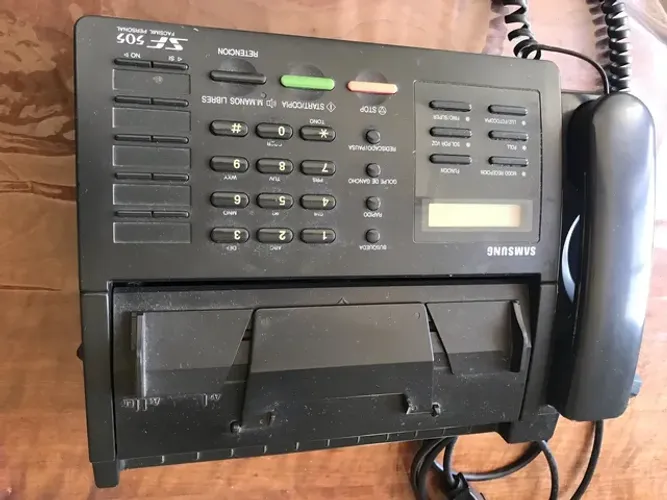 Aparelho de fax funcionando 
