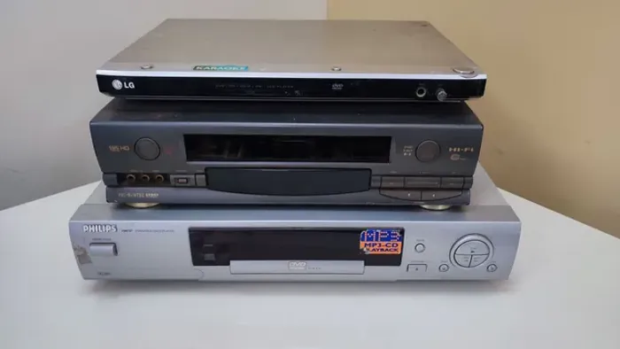 02 aparelhos de DVD e 01 Vídeo Cassete (Leia o anúncio)