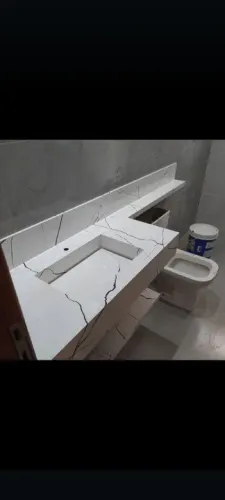 Pia esculpida no porcelanato.