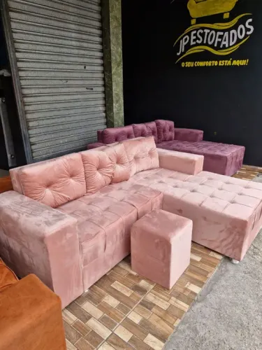 Sofá  Suede Rosa - 3 Lugares + Puff