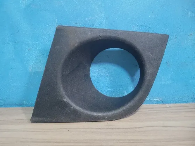 Moldura do Farol de Milha Esquerdo Nissan Tiida 2008 a 2013