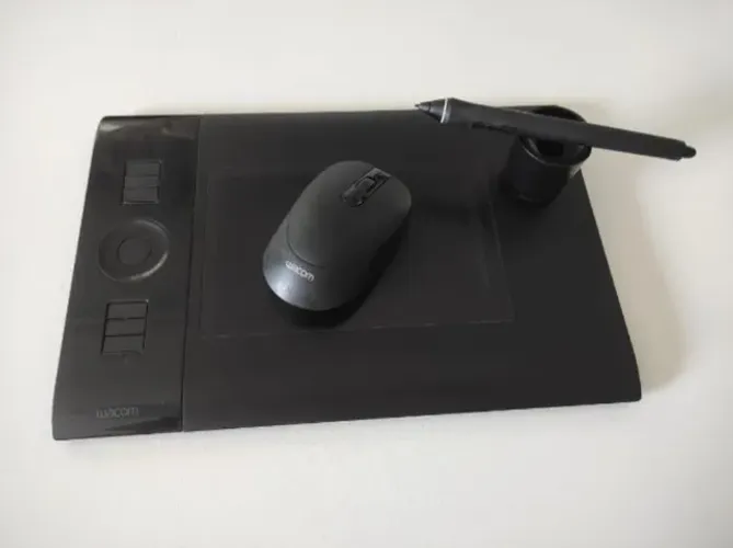 Mesa Digitalizadora Wacom Intuos Pro Small ( usada com caneta, mouse e pontas extras )