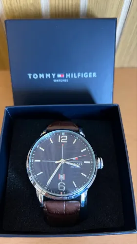 Relógio Tommy Hilfiger marrom com pulseira de couro