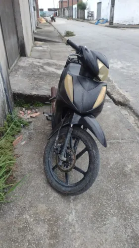 Moto para rodar em interior de leilão