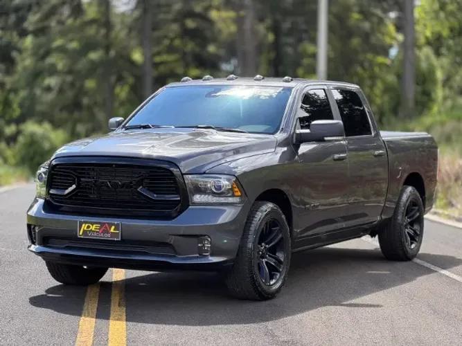 Ram Classic Laramie Night Edition 5.7 V8 16V Gasolina 4X4 Aut. 2023