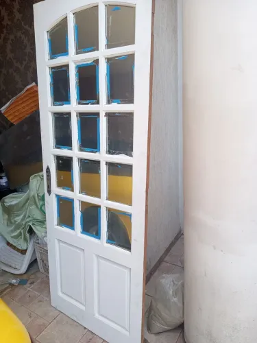 Porta maciça com vidros e Fechadura