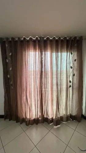 Cortinas em tecido com forro e voil trabalhado, tubos pra instalar e 2 peças decorativas.