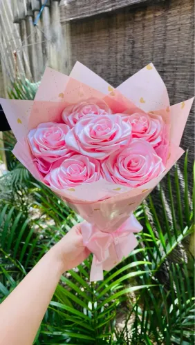 Buquê de rosas de cetim rosa