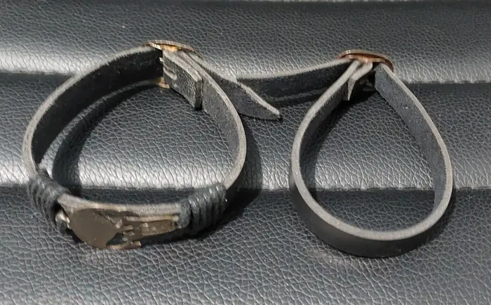 Pulseira de Caveira e Pulseira Lisa - Courino - Cores: Preto e Bronze