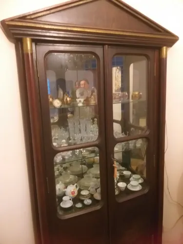 Vendo cristaleira antiga com luz