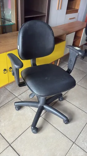 Cadeira giratória com braços