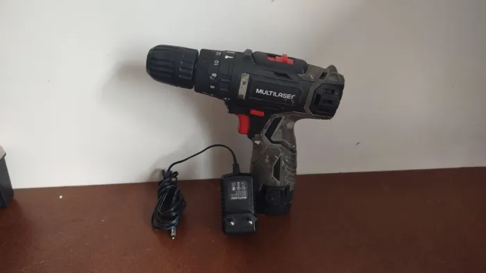 Sim, está disponível. Envio para todo o país. Parafusadeira Multilaser 12V função impacto